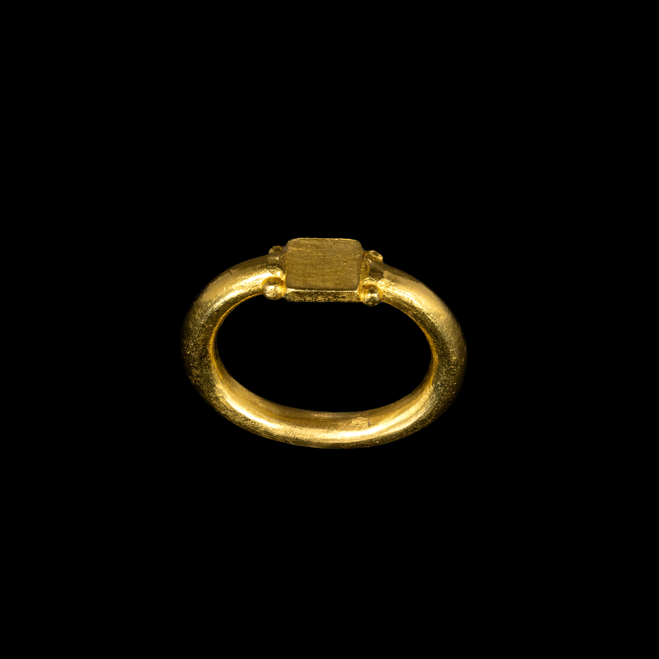 An unusual Late Roman gold ring. 